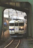 小倉駅付近のガード下をゆく415系
