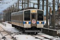 雪の中津駅へ新入する415系