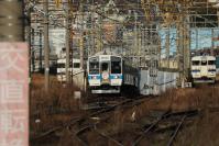 引退した僚友に見守られ門司駅へ入線する1500番台