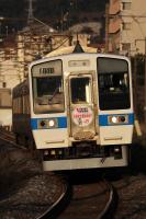 夕陽を浴びて門司機関区前をゆく415系