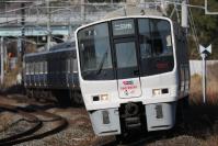 香椎カーブを通過する811系