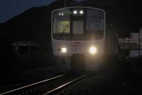 夕暮れの中鹿児島本線を走る811系