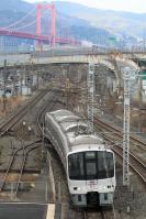 若戸大橋をバックに走る811系