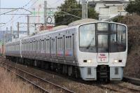 関門橋をバックに鹿児島本線を下る811系