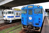 土井駅で列車交換するキハ47