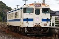 上三緒駅に停車中のキハ40