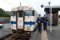 駅構内を警戒中の警察署員
