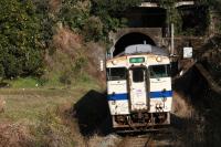 冷水トンネルを抜け勾配を下るキハ40