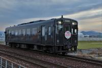 中元寺川を渡る黒銀501号