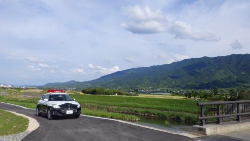 パトカーで警らをする様子